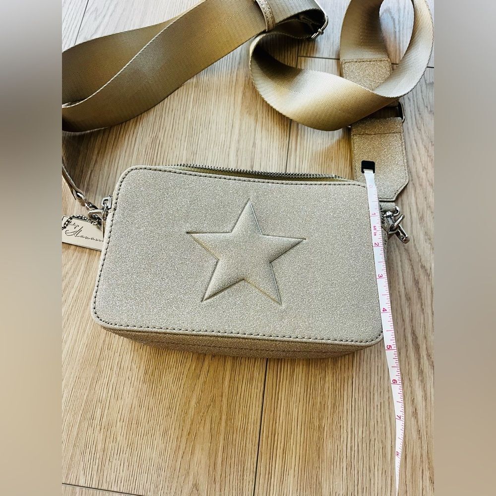 VINTAGE HAVANA Gold Metallic Star Crossbody Bag; NWOT! Perfect Size
8x5x3 inches - Picture 7 of 9